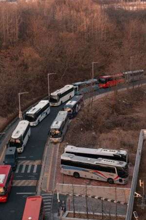 Kyiv Post: 25 de autobuze şi un convoi umanitar cor ajunge în Oleşki în cadrul unei misiuni mediate de SUA